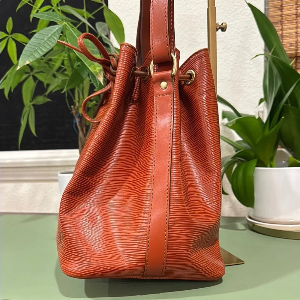 Louis Vuitton Epi Leather Noe MM in Kenyan Fauve - Picture 4 of 15